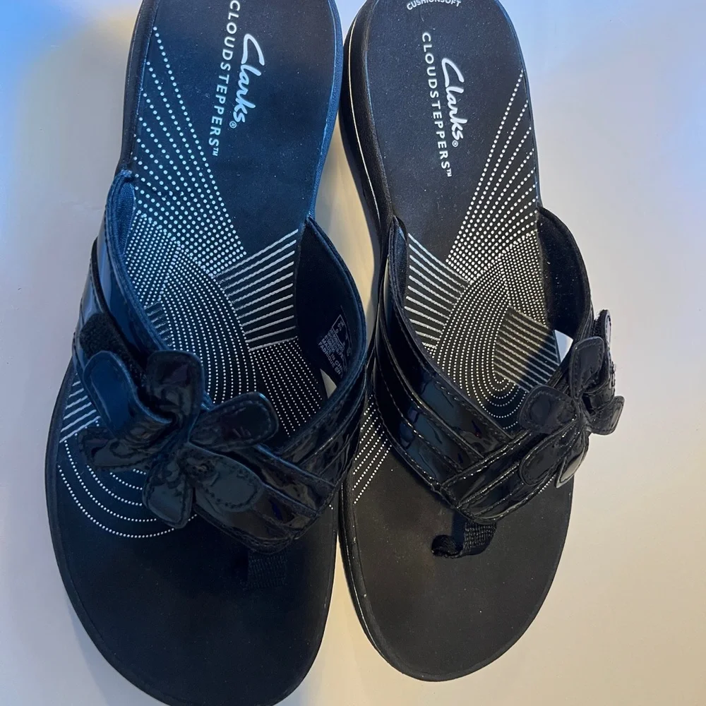 Clarks Cloud steppers Black Slide Sandals with Floral Accent. - Picture 4 of 8